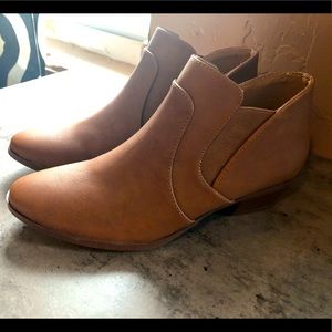 Ankle boots size 5.5 women new, never worn